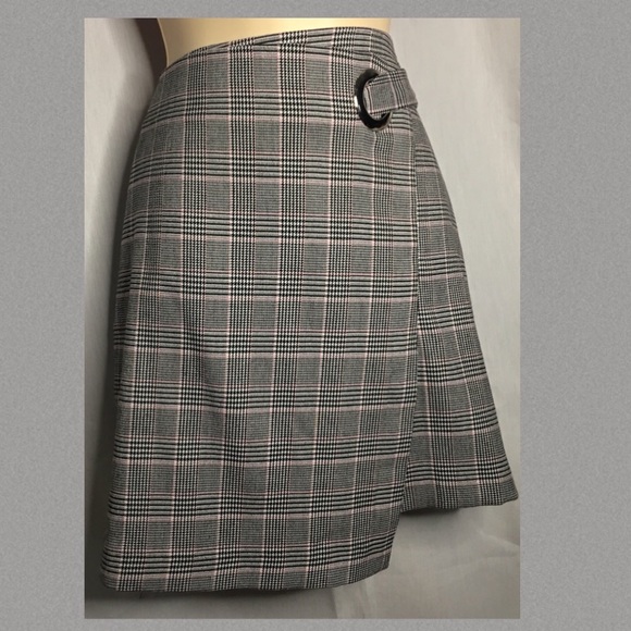 *Tokito* Size 12 plaid/houndstooth asymmetrical skirt. - Picture 3 of 10